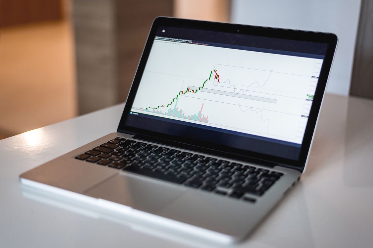 Panel systemu ERP na ekranie komputera w firmie