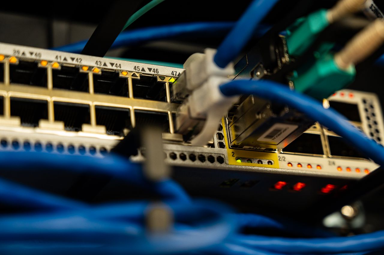 Nowoczesny router bezprzewodowy obsługujący standard Wi-Fi 6E
