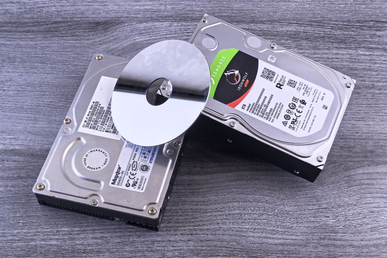 Porównanie dysku SSD i HDD w laptopie